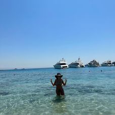 Jesicca Alba s rodinou oddychovala na Mykonose a zverejnila niekoľko snímok v bikinách.