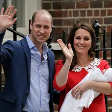 Kate Middleton a princ William predstúpili pred dav v deň pôrodu druhého syna.