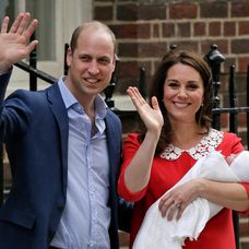 Kate Middleton a princ William predstúpili pred dav v deň pôrodu druhého syna.