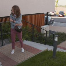  Chodci s ochrannými rúškami kráčajú ulicami Budapešti.