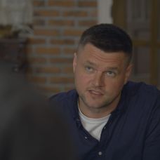 Moderátor Vlado Varecha v seriáli Mama na prenájom