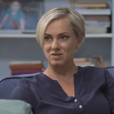 Lucia je presvedčená, že o Samovi už vie.