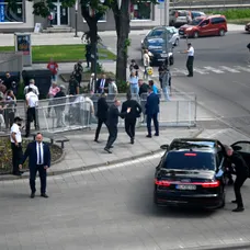 Na snímke vo vládnej limuzíne predseda vlády Robert Fico po streľbe na výjazdovom rokovaní vlády v Handlovej.