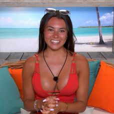 Paige Thorne v Love Islande
