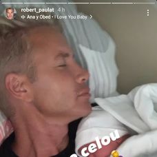 Takto spal Andreas na hrudi svojho otca