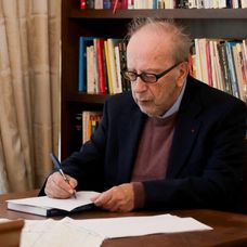 Zomrel Ismail Kadare