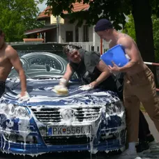 Do umývania auta sa poriadne vložia.