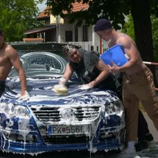 Do umývania auta sa poriadne vložia.