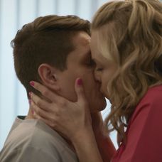 Milan a Monika sa na seba v lekárskej izbe vrhli.