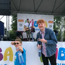Oliver Oswald a Jakub Pružinský sa bavia na koncerte Petra Borkovca