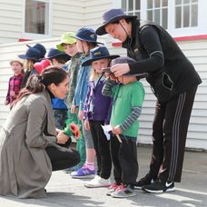 Meghan Markle utíšila plačúceho chlapca