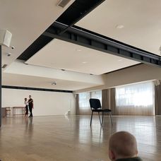 Adama Bardyho na tréningoch podporujú aj manželka Bibi so synčekom Alanom.