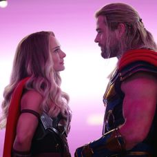 Natalie Portman a Chris Hemsworth.