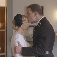 Klaus presvedčí manželku, že nikam nemôže odísť