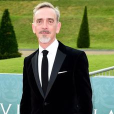 Vo veku 60 rokov zomrel britský herec Adrian Schiller