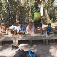 Výhra brunchu pre celý kmeň sa zmenila na niečo celkom iné. Lovci sa napokon kvôli odmene pohádali.