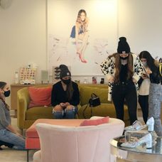 Sarah Jessica Parker obsluhuje vo svojom obchode.