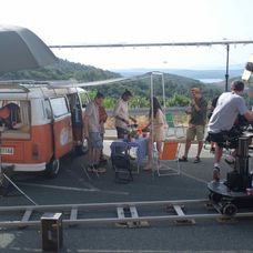 Na svete je trailer debutového filmu Samuela Spišáka Smolu nosíš ty, láska