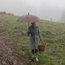 Bývalý hráč Los Angeles Laker Kobe Bryant pózuje so svojou rodinou počas vyvesenia svojich dvoch dresov..jpg