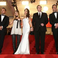 Brad Pitt a Leonardo DiCaprio v objatí