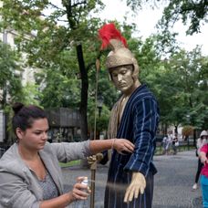 Byť živou sochou si žiada špeciálnu prípravu.