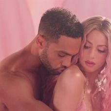 Shakira randí s britským hercom Lucienom Laviscountom