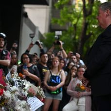 Otec Liama Paynea Geoff prišiel do hotela, kde zomrel jeho syn