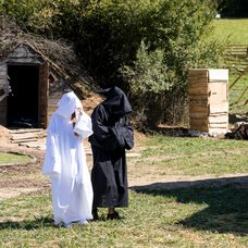 Na Farmu prišli dve zamaskované osoby