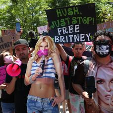 Fanúšikovia Britney Spears pred losangelským súdom (23. jún 2021)