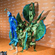 Heidi Klum s artistami z Cirque du Soleil ako obrovský páv.