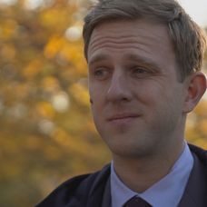 Noro pred ňou hrá ublíženého manžela dokonale.