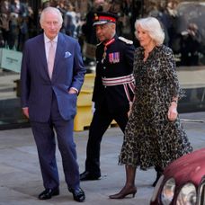 Kráľ Karol III. sa vrátil k verejným povinnostiam