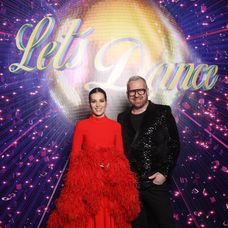 Moderátorka Lucia Hlaváčková s autorom šiat, návrhárom Ferom Mikloškom