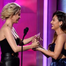 Selena Gomez si prevzala ocenenie Žena roka na Billboard’s Women in Music 2017