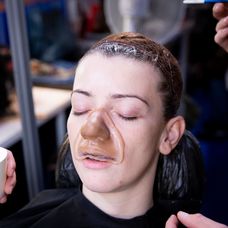 Po niekoľkých hodinách v maskérskom kresle sa z Ivany Regešovej stal celkom nový človek