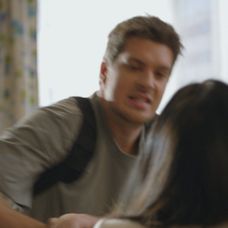 Boris je závislý na liekoch a napadol Lenku