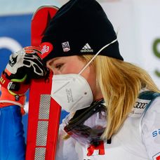 Alpská lyžiarka Mikaela Shiffrinová reaguje po slalome v Schladmingu.