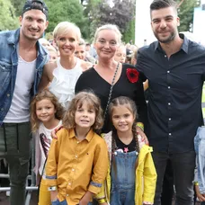 Izabela spolu s hercami z Oteckov a moderátormi na DOD v Markíze.