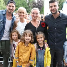 Izabela spolu s hercami z Oteckov a moderátormi na DOD v Markíze.