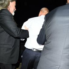 Herec v sprievode svojej ochranky.