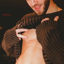 Lu z Love Islandu nakrútil nový videoklip k skladbe XTC.