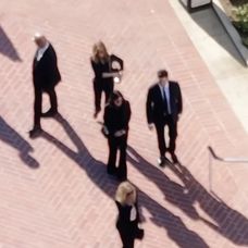 Posledné zbohom hercovi Matthewovi Perrymu prišli dať aj herci zo seriálu Priatelia