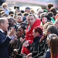 Kráľ a princ prekvapili dav ľudí.