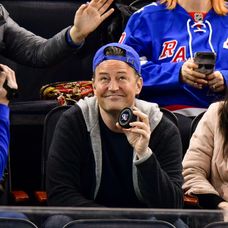 Matthew Perry na zápase NHL v roku 2017.
