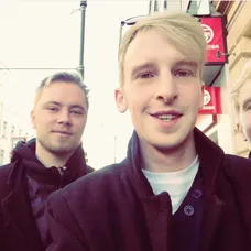Aké vzťahy panujú v zákulisí?