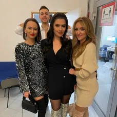 Zľava: Saška, Viki a Patrícia. Za nimi Tamás