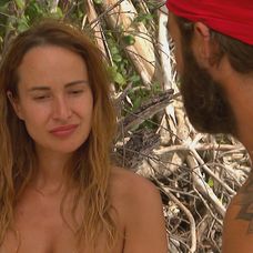 Tomáš rozpovedal Karolíne svoj príbeh.