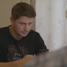 Dávid je celý čas na mobile.