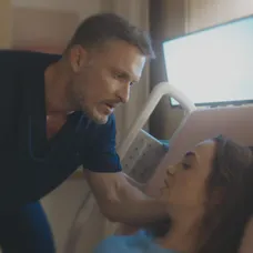 Andrej (Ján Koleník) upokojuje Karolínu (Lucia Šimková) na lôžku.
