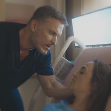 Andrej (Ján Koleník) upokojuje Karolínu (Lucia Šimková) na lôžku.